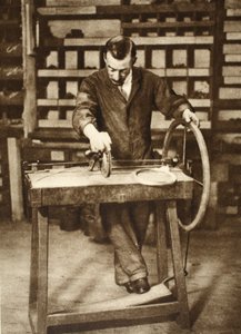 Slotenmaker die draad in veren wikkelt, uit Wonderful London, gepubliceerd 1926-27 door English Photographer
